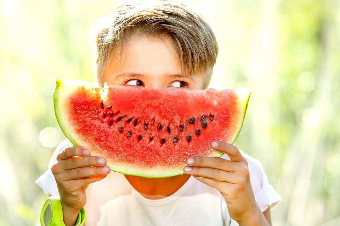 bērns ēd arbūzu